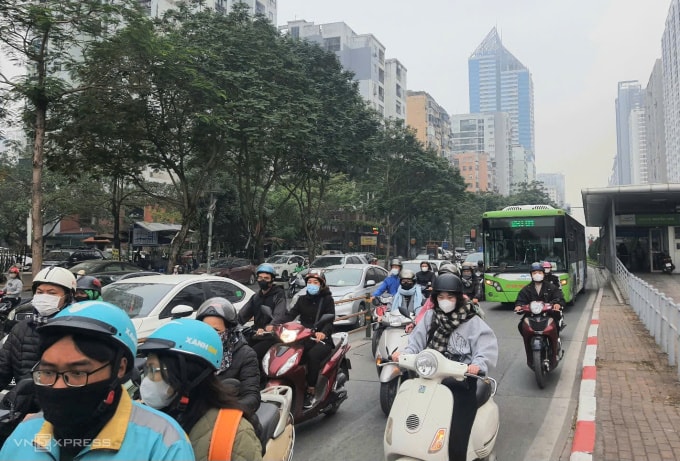 Tình trạng xe máy đi vào làn đường ưu tiên của xe buýt nhanh BRT tuyến Kim Mã - Yên Nghĩa khá phổ phiến. Ảnh: Võ Hải