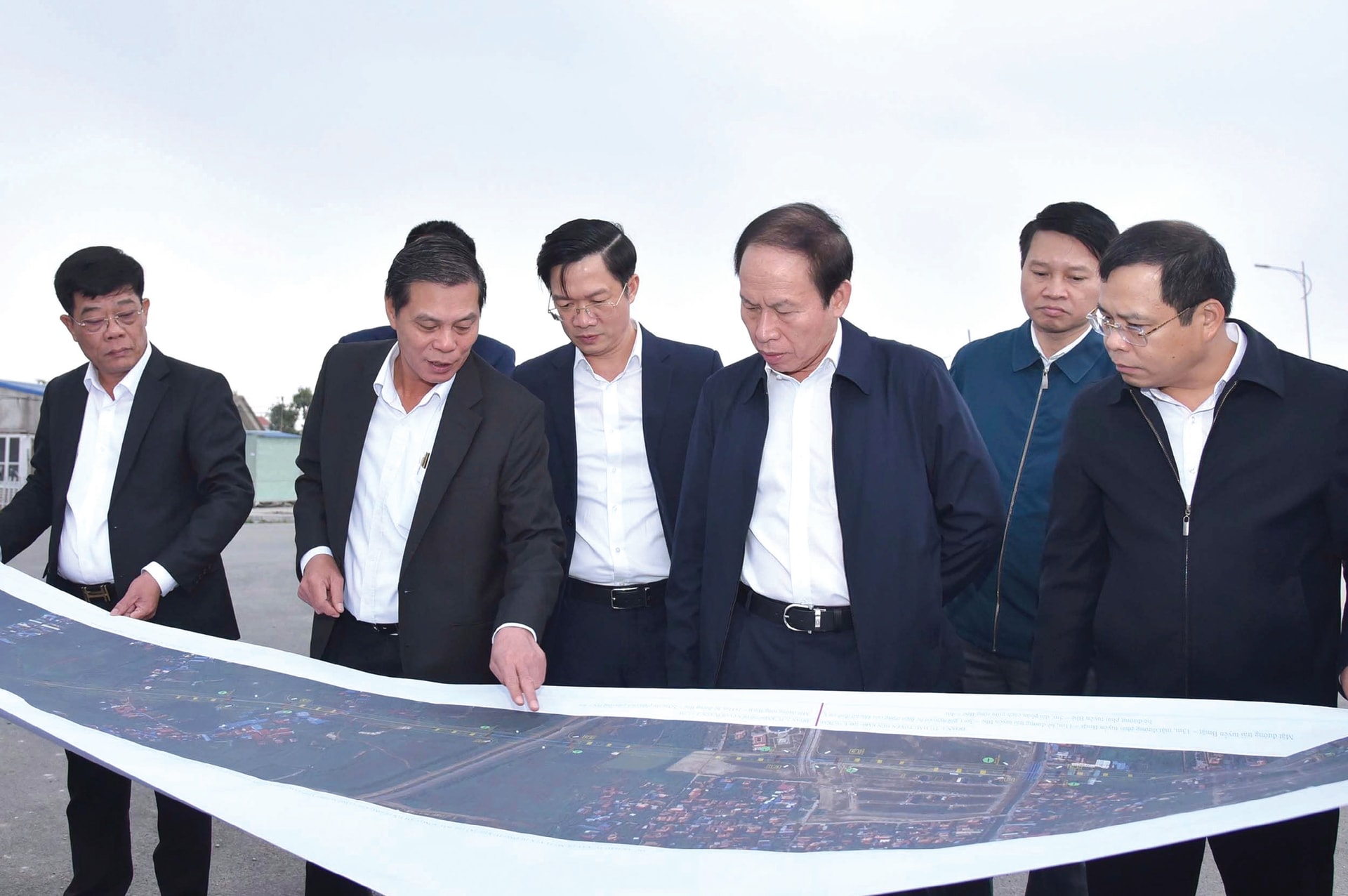 Đồng chí Lê Tiến Châu, Ủy viên Trung ương Đảng, Bí thưThành ủy, Trưởng Đoàn đại biểu Quốc hội Hải Phòng cùng các đồng chí lãnh đạothành phố kiểm tra các dự án tại thành phố Thủy Nguyên. 