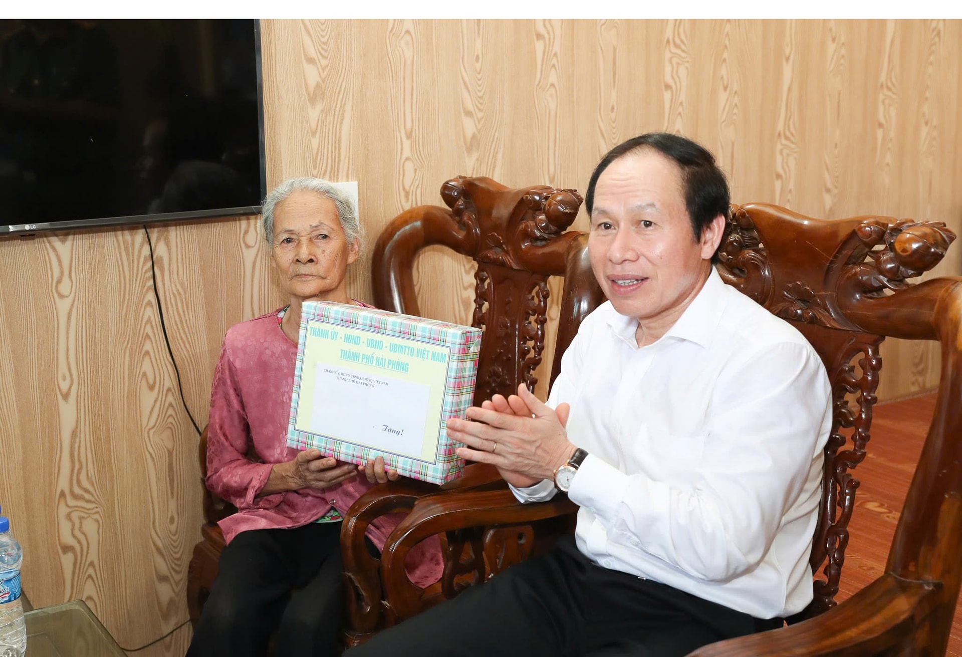 Đồng chí Lê Tiến Châu, Ủy viên Trung ương Đảng, Bí thư Thành ủy, Trưởng Đoàn đại biểu Quốc hội Hải Phòng đến thăm, tặng quà bà Vũ Thị Nhí, thuộc hộ chính sách neo đơn ở xã Hữu Bằng, huyện Kiến Thụy.