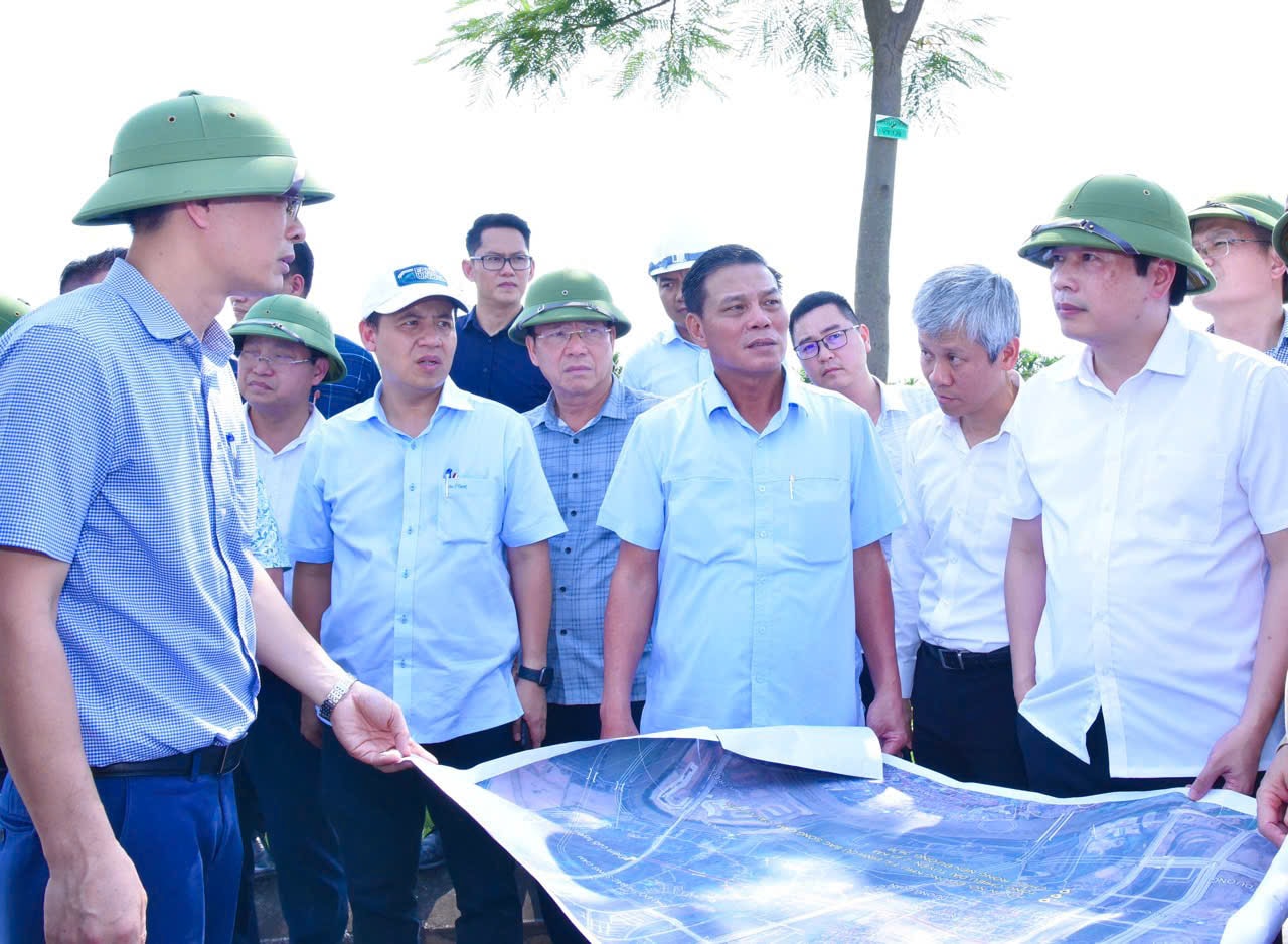 Đồng chí Nguyễn Văn Tùng, Phó bí thư Thành ủy, Chủ tịch UBND thành phố kiểm tra thực địa và nghe báo cáo phương án đầu tư tuyến đường từ Khu đô thị Bắc sông Cấm tới đường trục Bắc Nam nối Khu công nghiệp VSIP và đảo Vũ Yên.