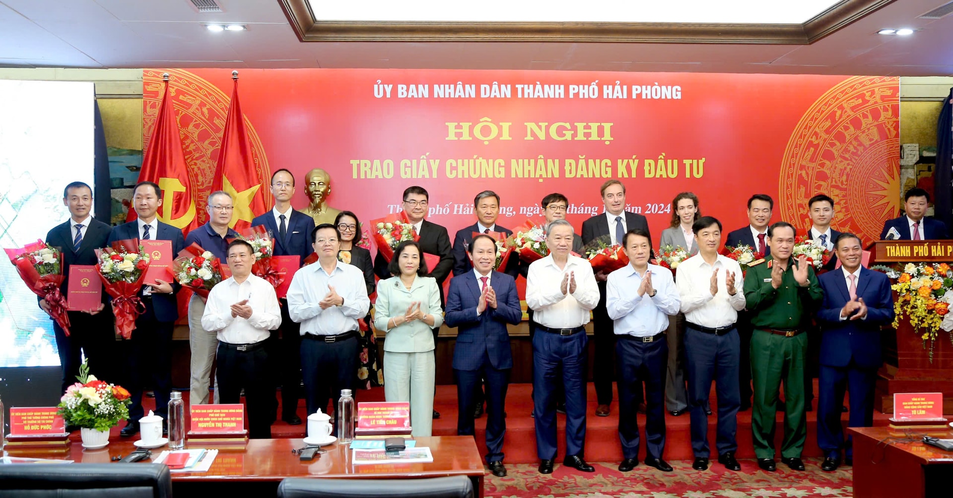 Đồng chí Tô Lâm, Tổng bí thư Ban Chấp hành Trung ương Đảng cùng các đồng chí lãnh đạo Đảng, Nhà nước, Chính phủ, bộ, ban, ngành Trung ương và lãnh đạo thành phố Hải Phòng cùng các doanh nghiệp được trao giấy chứng nhận đầu tư .
