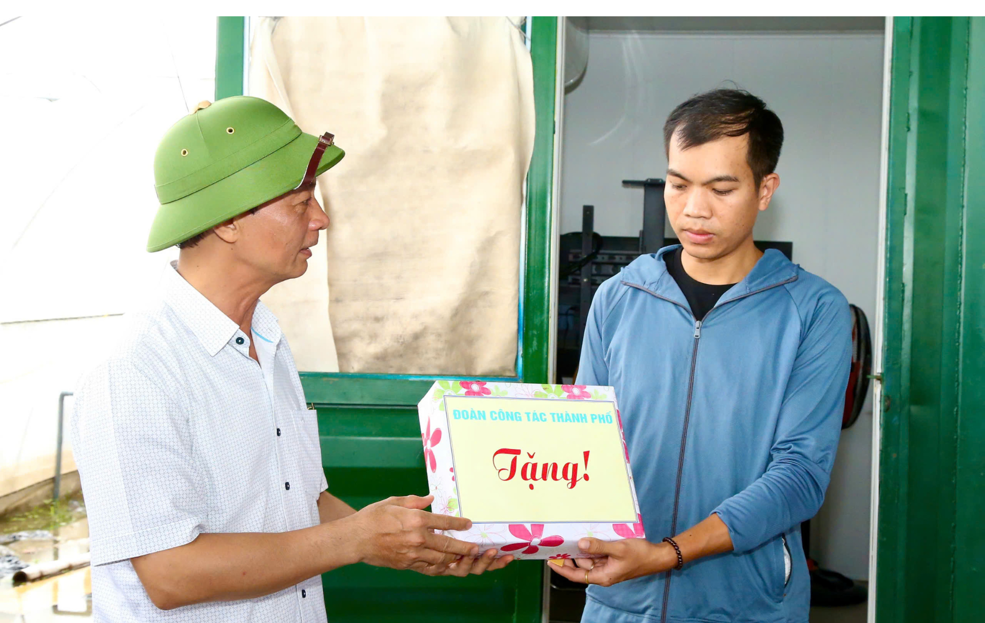 Đồng chí Đỗ Mạnh Hiến, Phó bí thư Thường trực Thành ủy thăm hỏi, động viên và trao quà hỗ trợ người dân chịu thiệt hại do bão số 3 tại huyện Kiến Thụy.