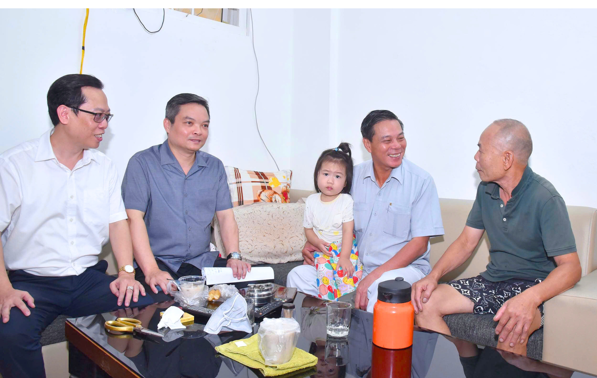 Đồng chí Nguyễn Văn Tùng, Phó bí thư Thành ủy, Chủ tịch UBND thành phố kiểm tra quỹ nhà trống tại các chung cư thuộc sở hữu nhà nước trên địa bàn thành phố để phục vụ di dời người dân tại các chung cư cũ nguy hiểm đến tạm cư sau ảnh hưởng của bão số 3..