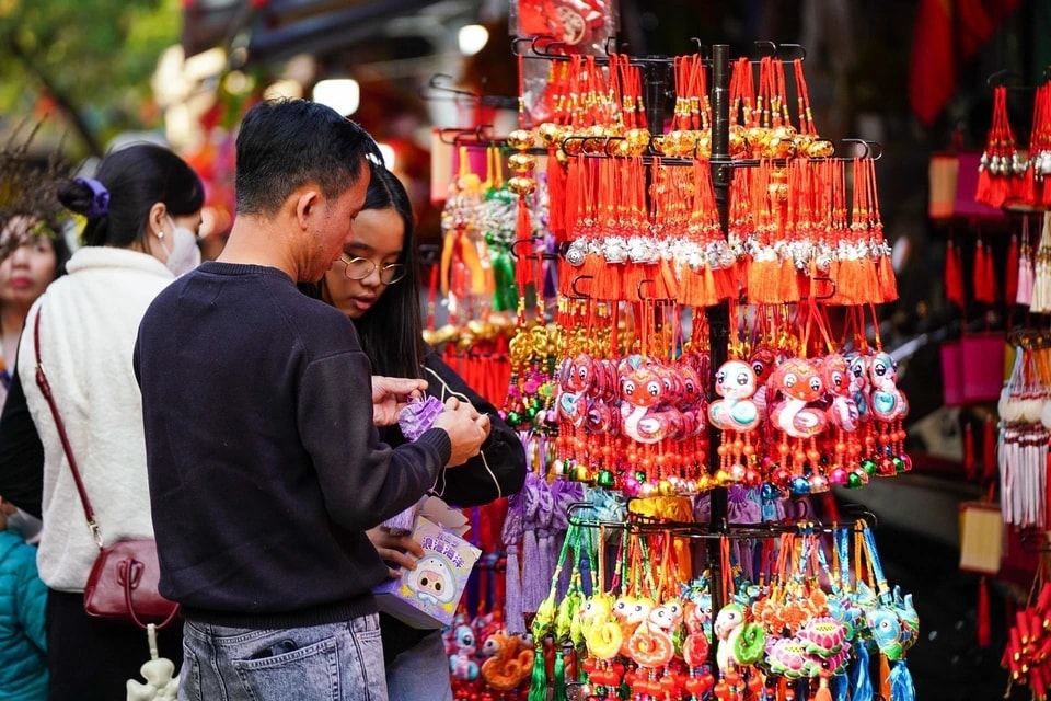 A young couple shops for home decorations during Tet. (Photo: Khanh Hoa – VNA)