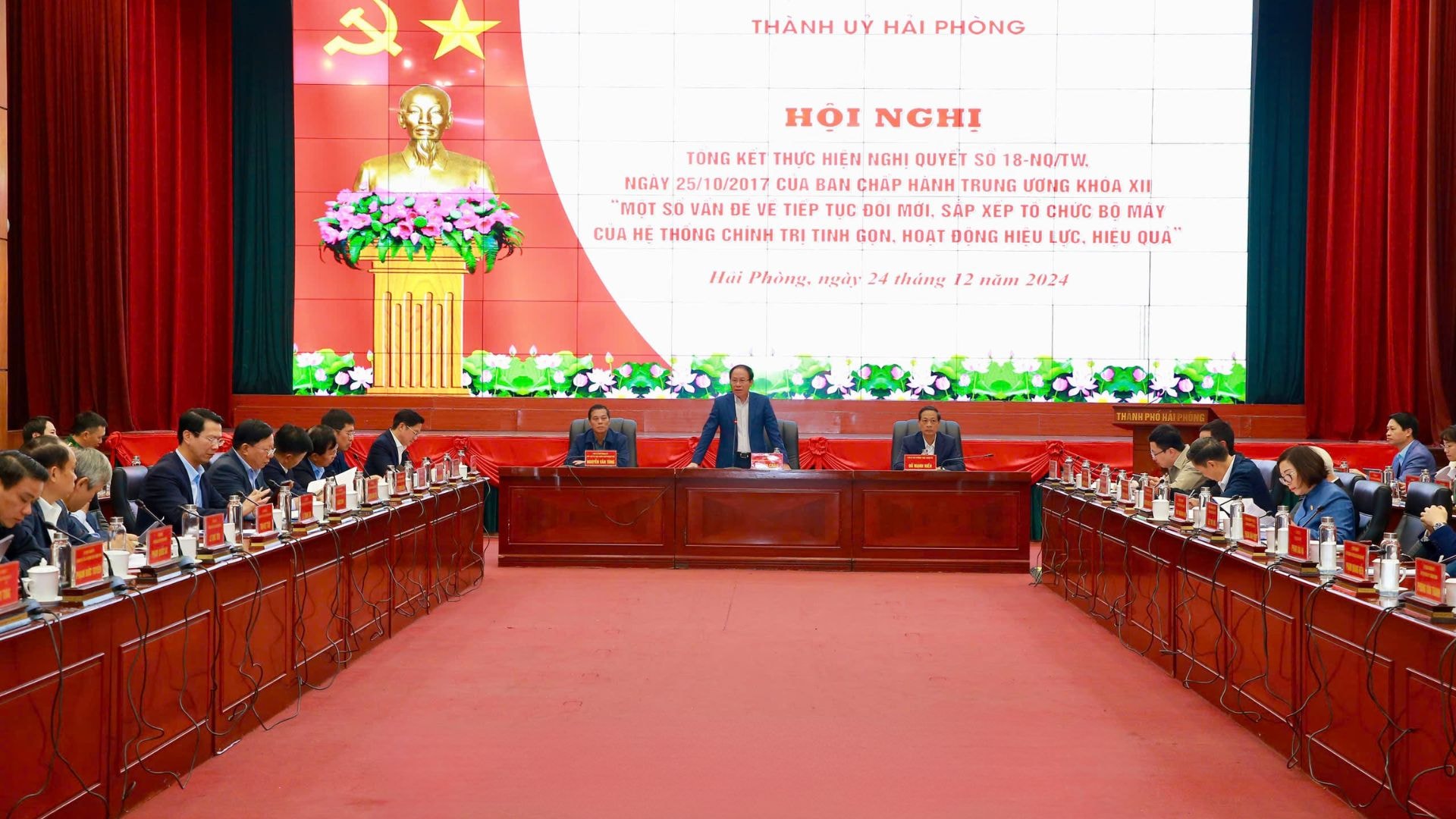 Đồngchí Lê Tiến Châu, Ủy viên Trung ương Đảng, Bí thư Thành ủy, Trưởng Đoàn đại biểuQuốc hội Hải Phòng cùng các đồng chí Thường trực Thành ủy chủ trì hội nghị tổng kết thực hiện Nghị quyếtsố 18-NQ/TW, ngày 25-10-2017 của Ban Chấp hành Trung ương Đảng khóa 12 “Một sốvấn đề về tiếp tục đổi mới, sắp xếp tổ chức bộ máy của hệ thống chính trị tinhgọn, hoạt động hiệu lực, hiệu quả” (Nghị quyết 18).