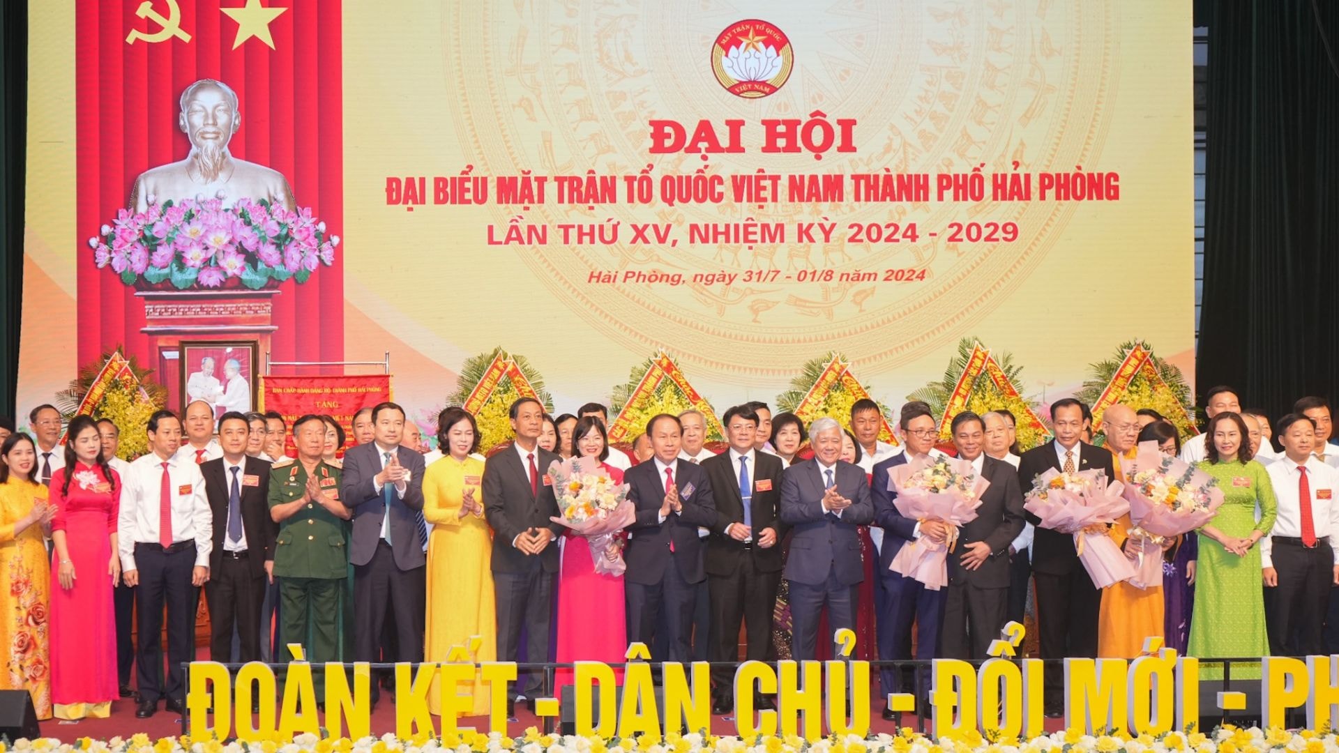 Các đồng chí: Đỗ Văn Chiến, Ủy viên Bộ Chính trị, Bí thư Trung ương Đảng, Chủ tịch Ủy ban Trung ương MTTQ Việt Nam và Lê Tiến Châu, Ủy viên Trung ương Đảng, Bí thư Thành ủy, Trưởng Đoàn đại biểu Quốc hội Hải Phòng tặng hoa chúc mừng Ban chấp hành Ủy ban MTTQ Việt Nam thành phố Hải Phòng khóa 15.
