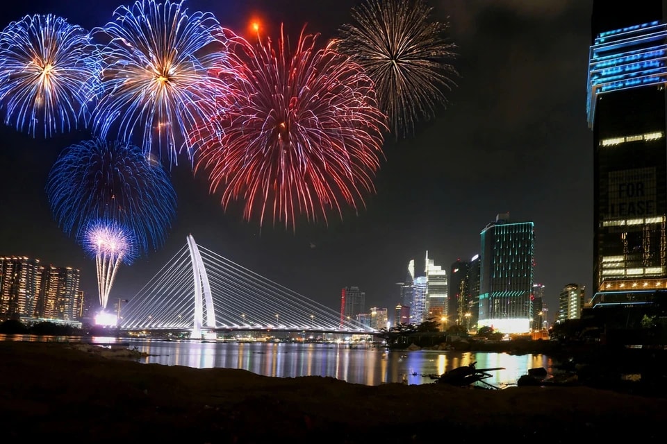 Ho Chi Minh City lights up with high-altitude fireworks to celebrate the Year of the Snake – 2025 near the entrance of the Saigon River Tunnel. (Photo: Thanh Vu – VNA)