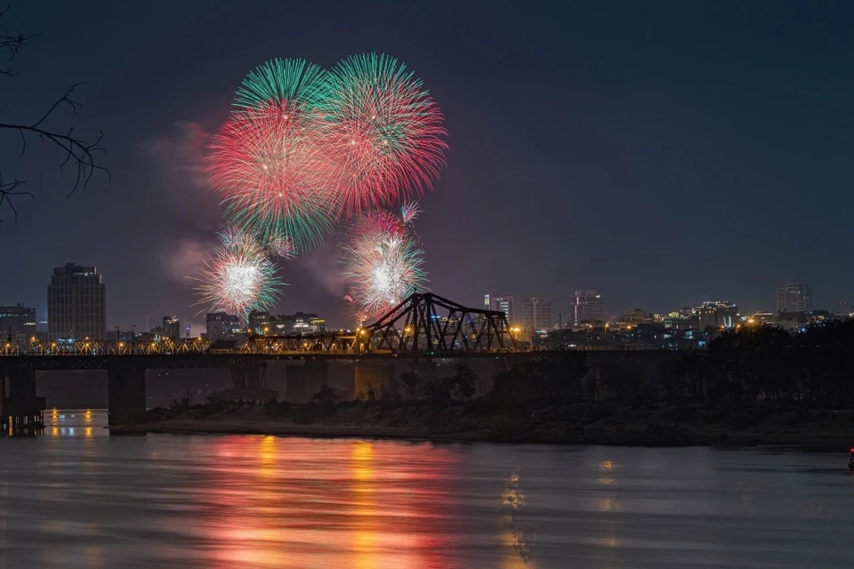 Brilliant fireworks illuminate Long Bien Bridge in Hanoi. (Photo: Pham Tuan Anh – VNA)