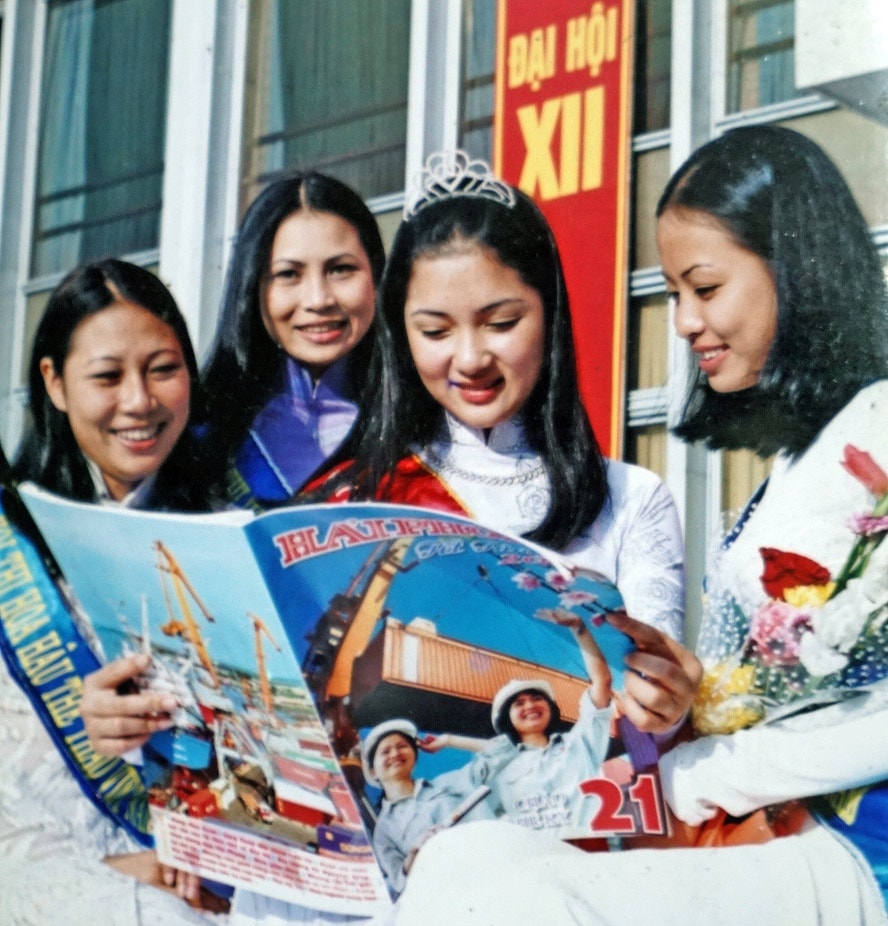 Hoahậu Việt Nam (năm 2004) Nguyễn Thị Huyền cùng các người đẹp Việt Nam đọc Báo HảiPhòng số Xuân.