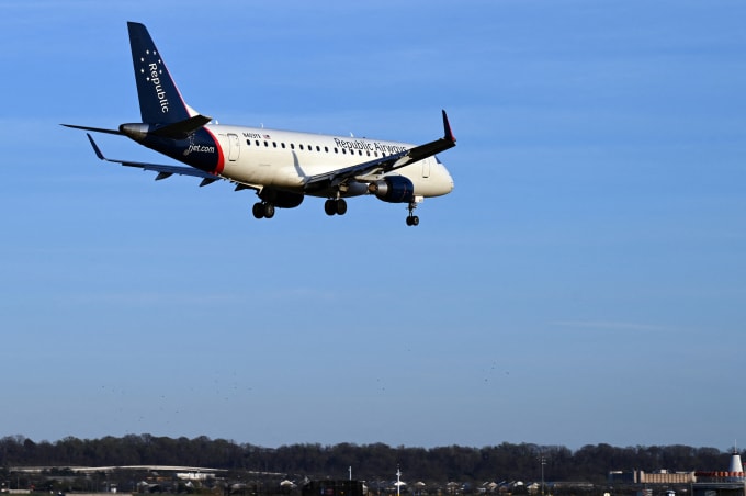 Phi cơ hãng Republic Airways chuẩn bị hạ cánh xuống sân bay Reagan Washington, Arlington, bang Virginia tháng 4/2022. Ảnh: AFP