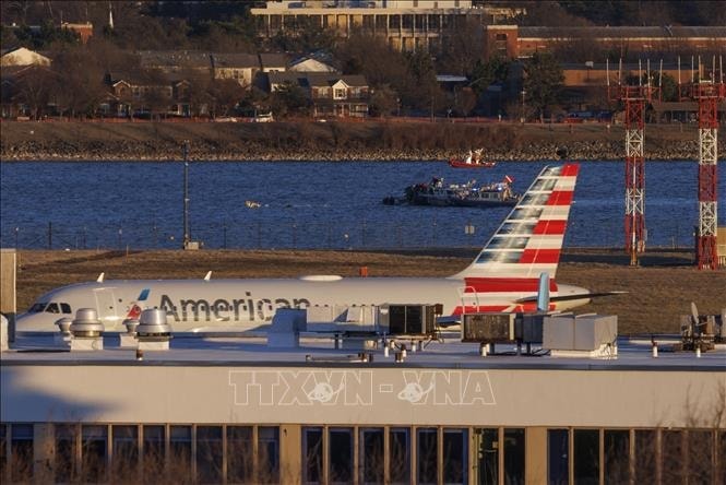 g-american-airlines-voi-truc-thang-quan-su-gan-san-bay-quoc-gia-ronald-reagan-washington-arlington-virginia-my-ngay-1-2-2025.jpg