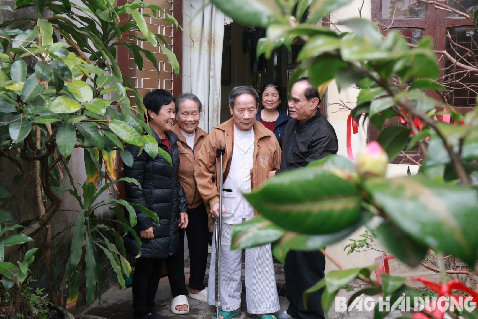 tinh-nguyen-vien-ben-nguoi-cao-tuoi(1).jpg