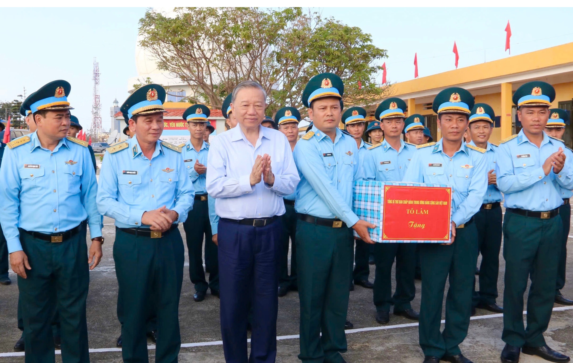 Đồng chí Tô Lâm, Tổng Bí thư Ban chấp hành Trung ương Đảng thăm và tặng quà cán bộ chiến sĩ Trạm rada 27.
