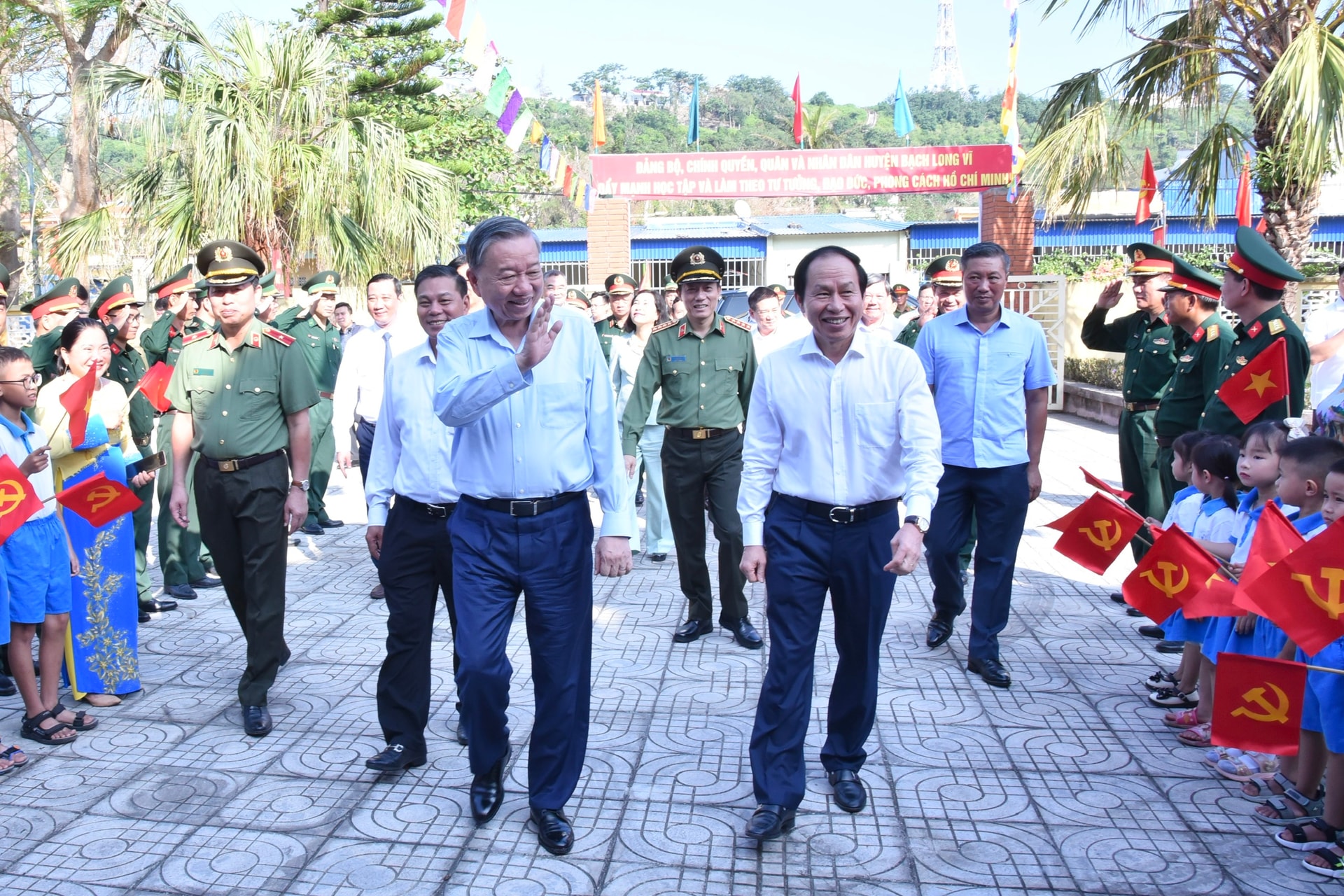Đồng chí Tô Lâm, Tổng Bí thư Ban chấp hành Trung ương Đảng thăm nhân dân huyện Bạch Long Vĩ.