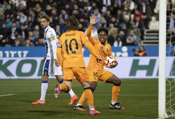 Endrick (phải) mừng bàn nhân đôi cách biệt trận Leganes 2-3 Real tối 5/2. Ảnh: MD