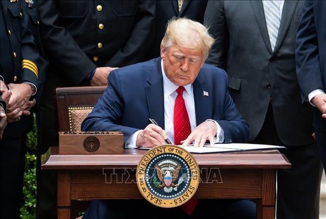 tong-thong-my-donald-trump-ky-sac-lenh-hanh-phap.jpg