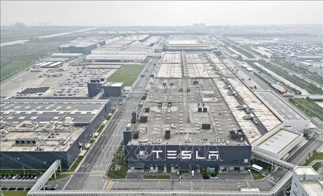 nha-may-cua-hang-tesla-tai-thuong-hai-trung-quoc.jpg