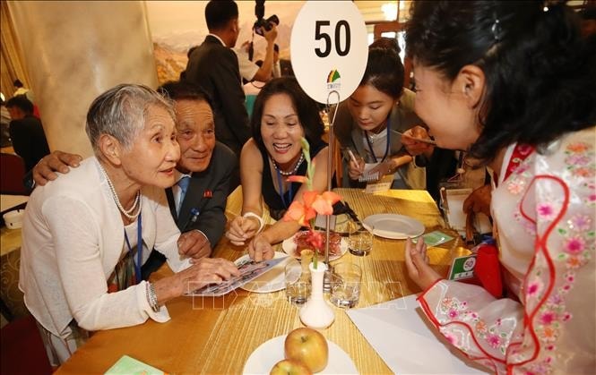 giay-phut-doan-tu-cua-thanh-vien-cac-gia-dinh-ly-tan-trong-chien-tranh-trieu-tien-tai-khu-nghi-duong-nui-kumgang-ngay-20-8-2018.jpg