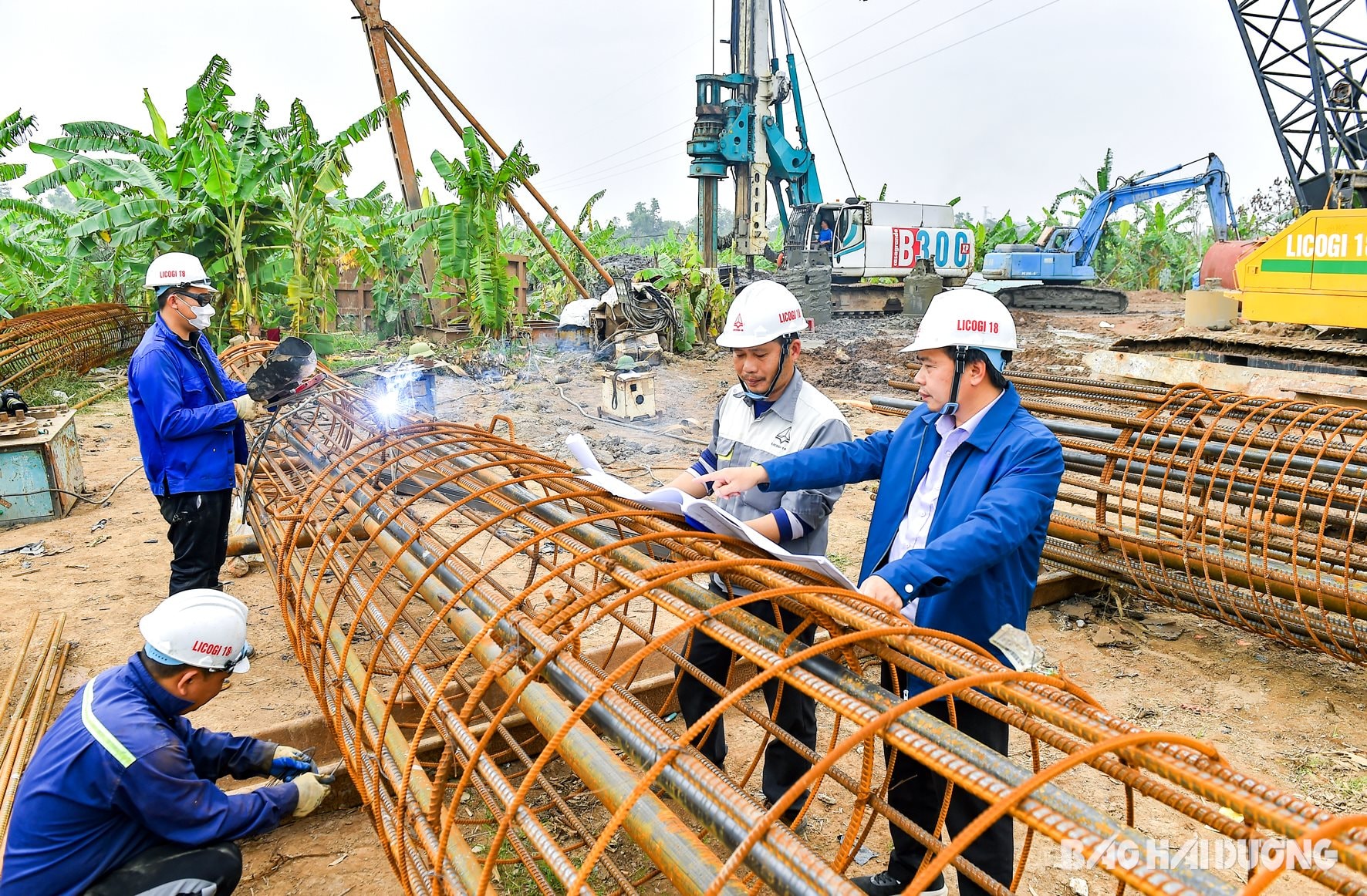 Công nhân thi công lồng thép tại công trường xây dựng cầu Vạn nối quốc lộ 37, TP Chí Linh với đường dẫn cầu Triều, thị xã Kinh Môn hối hả làm việc ngay sau Tết