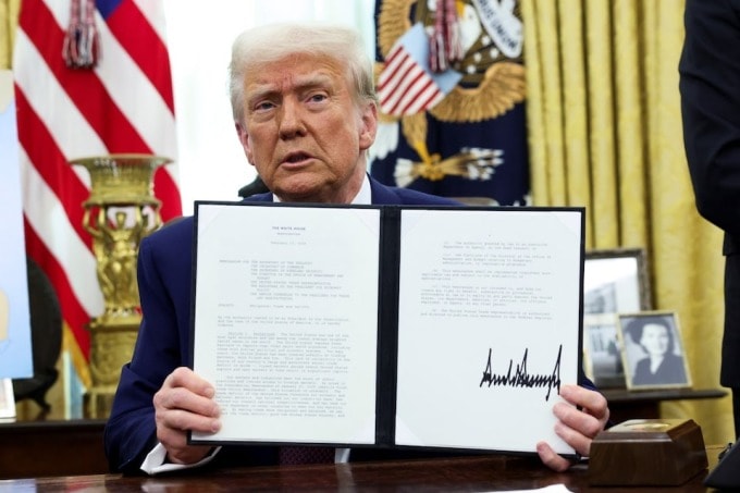 Tổng thống Mỹ Donald Trump ký sắc lệnh ngày 13/2. Ảnh: Reuters