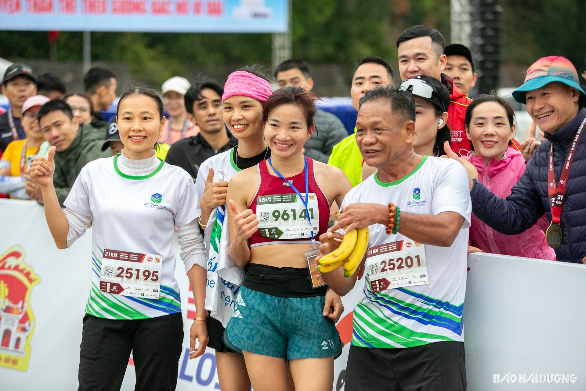 Những runner yêu thích marathon chụp ảnh với thần tượng Nguyễn Thị Oanh. Mùa thứ hai tham gia giải, Nguyễn Thị Oanh chia sẻ: 