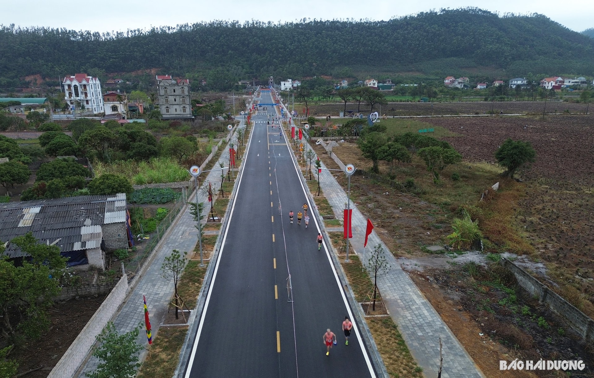 Trên những cung cung đường chạy, các vận động viên được tham quan chùa Côn Sơn, đền Kiếp Bạc trong mùa lễ hội truyền thống. Đây là điểm đặc biệt của giải chạy, nơi thể thao hòa quyện với văn hóa, giúp mỗi bước chân không chỉ mang giá trị rèn luyện mà còn là một chuyến hành hương đầy ý nghĩa