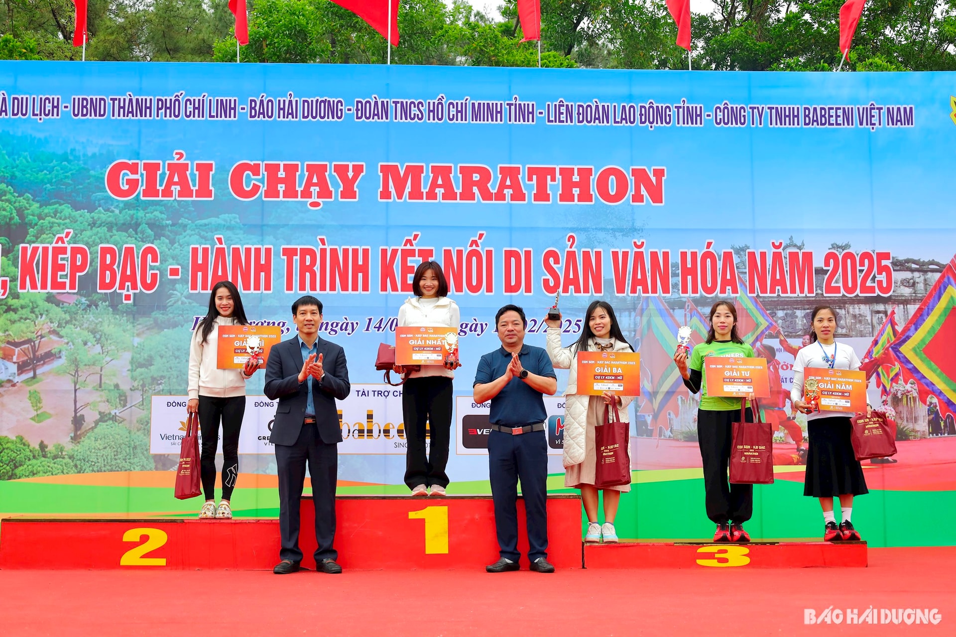 Ban tổ chức trao giải cho các vận động viên nữ hoàn thành xuất sắc cự ly full marathon 42 km