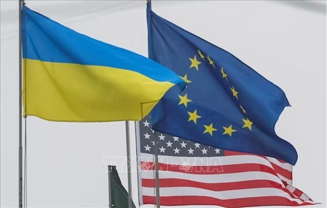 quoc-ky-ukraine-co-lien-minh-chau-au-eu-va-quoc-ky-my-o-thu-do-kiev-ukraine.jpg