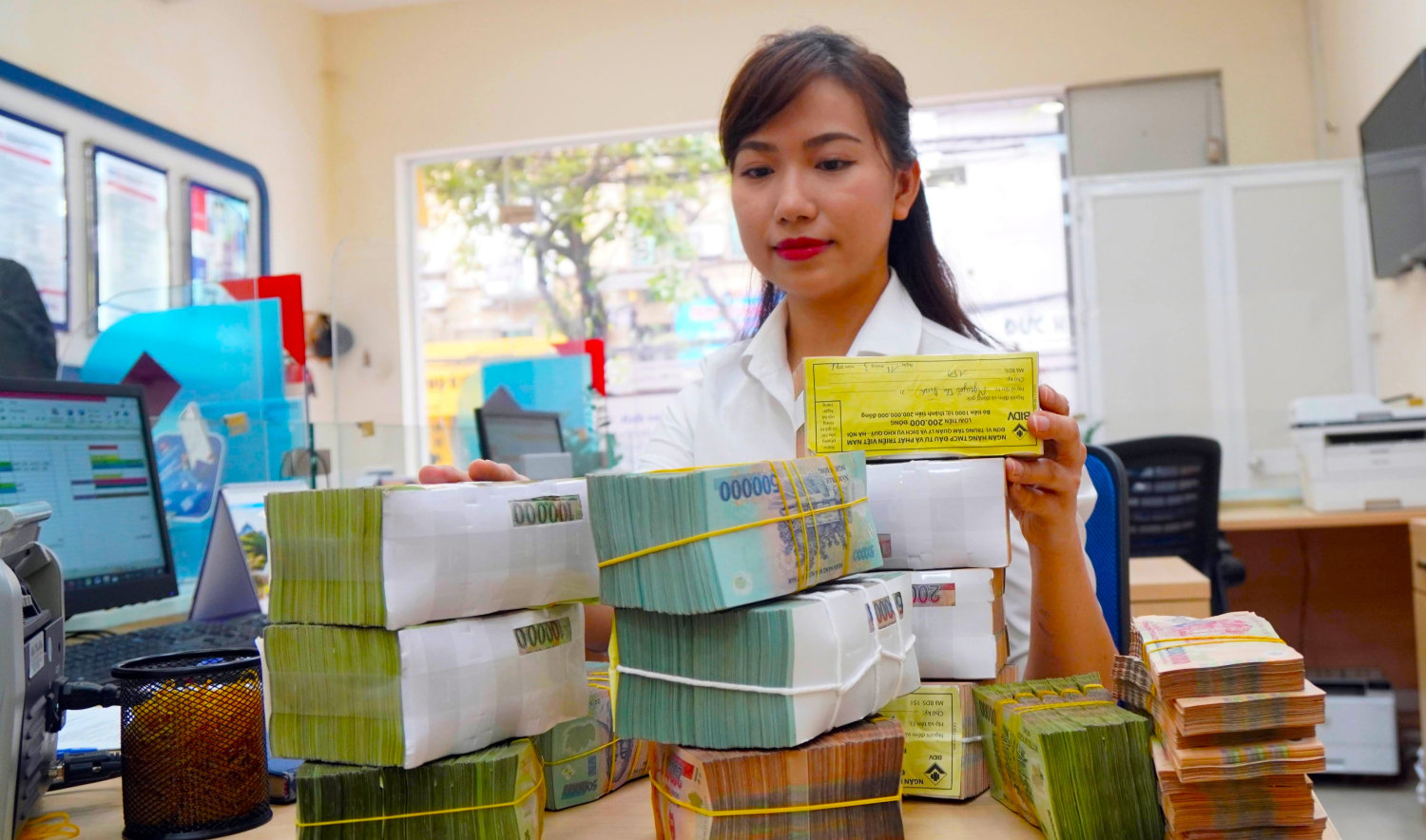 Thủ tướng Chính phủ yêu cầu các ngân hàng thương mại thực hiện nghiêm quy định tăng lãi suất (ảnh minh họa)
