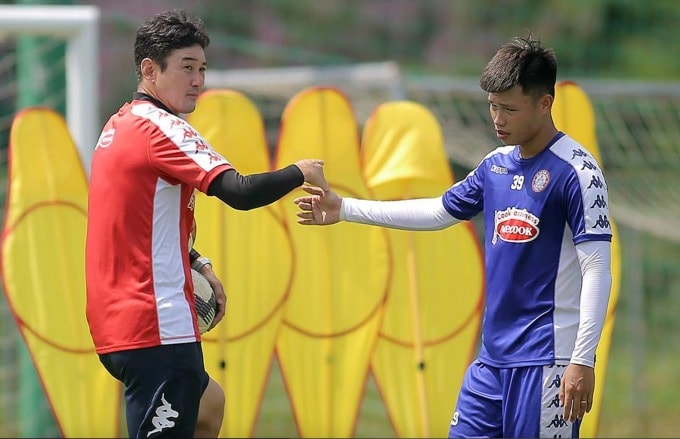 HLV Lee Jung-soo thời còn làm trợ lý ở CLB TP HCM giai đoạn 2018-2020. Ảnh: Đức Đồng