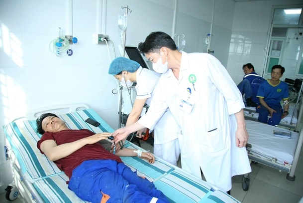 Bác sĩ Trung tâm Y tế huyện An Dương thăm khámngười bệnh bị ngộ độc thực phẩm.
