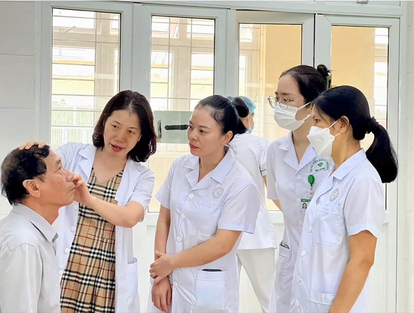 Bác sĩ Bệnh viện Mắt Hải Phòng hỗ trợ chuyên môn cho đồng nghiệpTrung tâm Y tế huyện Kiến Thụy. 