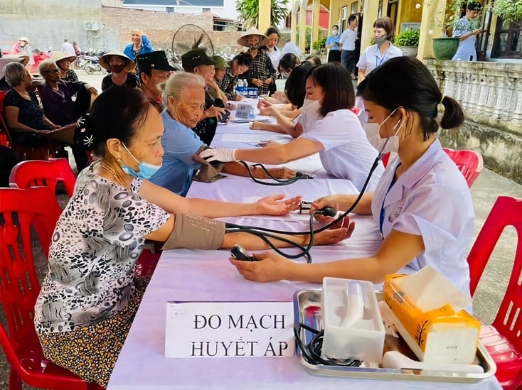 Nhân viên Trung tâm Y tế huyện Kiến Thụy khámsức khỏe cho người cao tuổi trên địa bàn.