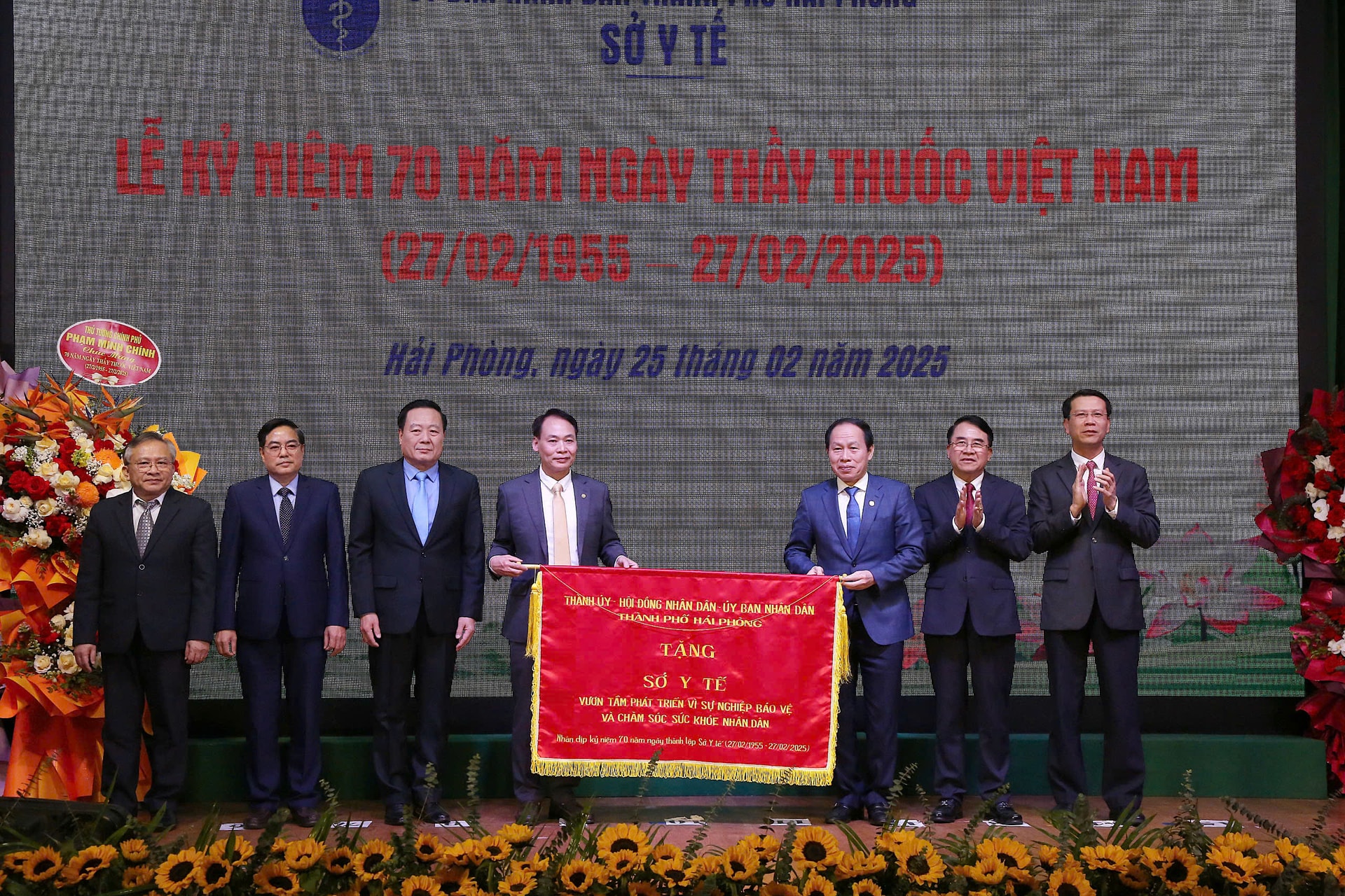 Đồng chí Lê Tiến Châu, Ủy viên Trung ương Đảng, Bí thư Thành ủy, Trưởng Đoàn đại biểu Quốc hội Hải Phòng cùng các đồng chí lãnh đạo trao bức trướng tặng Sở Y tế nhân ngày kỷ niệm 70 năm Ngày Thầy thuốc Việt Nam.