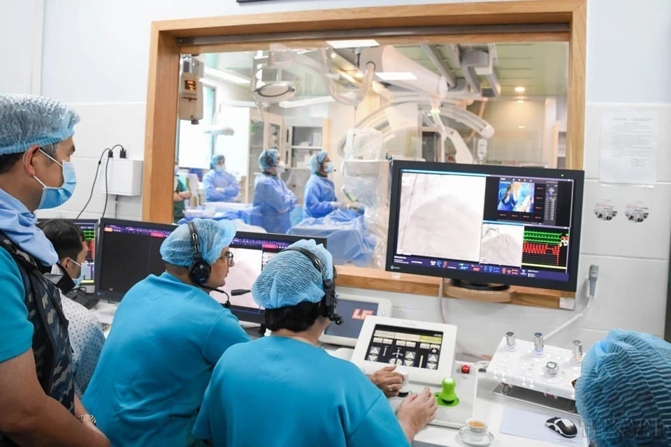 Doctors at the Cardiovascular Stroke Hospital of Can Tho operate a robotic system to perform coronary interventions. This milestone made Vietnam the first Southeast Asian country to master this advanced technology, placing it among nations capable of robotic-assisted coronary interventions. (Photo: VNA)