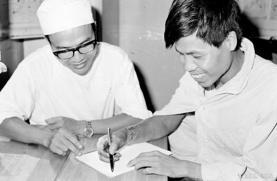 Doctors at Viet Duc Hospital successfully reattached a severed hand, restoring blood flow, nerves, and tendons. One week after surgery, the hand regained a healthy pink color. (Photo: VNA)