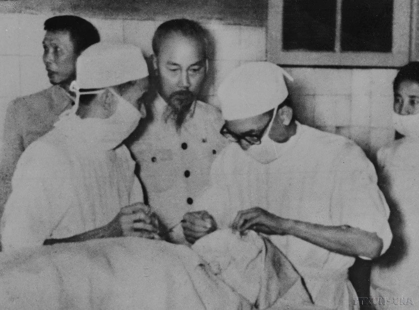 President Ho Chi Minh visits the Central Eye Hospital in Hanoi. (Photo: VNA)