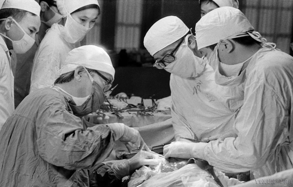 Professor Ton That Tung brought prestige to Vietnamese medicine with two major scientific innovations. His liver resection technique, named after him, has been internationally recognised as a standard and classical method, widely adopted in advanced countries. In the photo: Professor Ton That Tung performs a liver surgery (1976). (Photo: VNA)