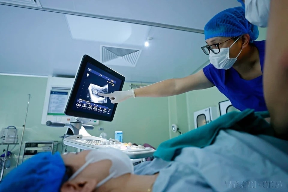 Thanks to technological advancements, in vitro fertilisation (IVF) at Hanoi Obstetrics and Gynecology Hospital has brought happiness to thousands of families. It is currently the fastest and most successful assisted reproductive method. In the photo: A doctor informs a patient of the successful embryo transfer. (Photo: VNA)