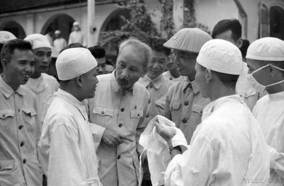 President Ho Chi Minh talks with doctors during his visit to Military Medical Institute 7 in Hai Phong (May 1957). (Photo: VNA)