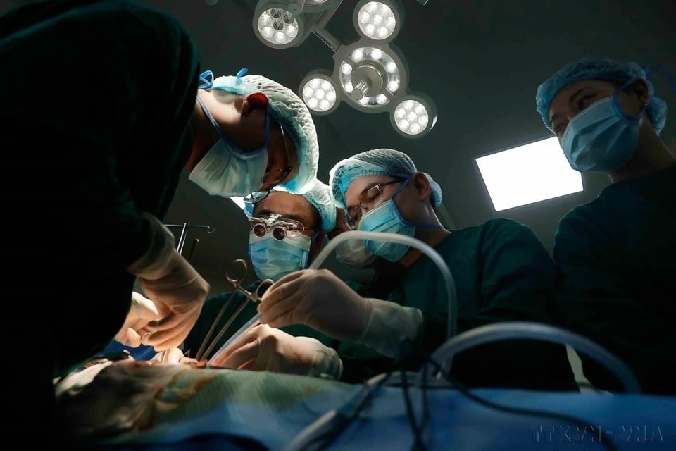 On September 8, 2024, Duc Giang General Hospital (Hanoi) successfully performed its first related-donor kidney transplant, marking a major breakthrough in its medical expertise and officially placing the hospital on Vietnam’s organ transplant map. In the photo: Doctors at Duc Giang General Hospital conduct the kidney transplant. (Photo: VNA)