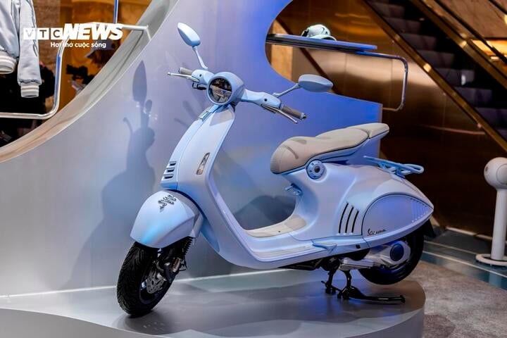 Vespa 946 Snake có giá bán 460 triệu đồng tại Việt Nam và số lượng giới hạn chỉ 30 chiếc.