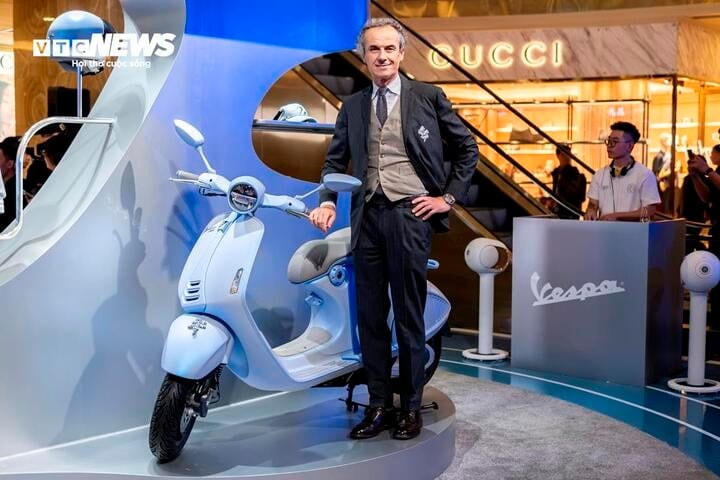 Ông Gianluca Fiume - Chủ tịch Piaggio Khu vực châu Á - Thái Bình Dương, cùng chiếc Vespa 946 Snake
