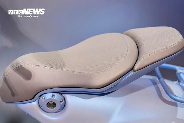 Bộ yên kép với họa tiết vân da rắn tạo sự độc đáo cho Vespa 946 Snake.
