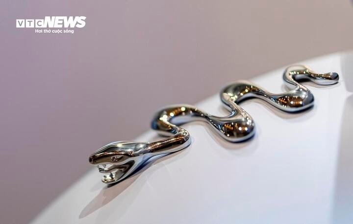 Có thể thấy biểu tượng rắn trên Vespa 946 Snake được làm chi tiết đến từng phần như răng nanh, lưỡi và mắt.