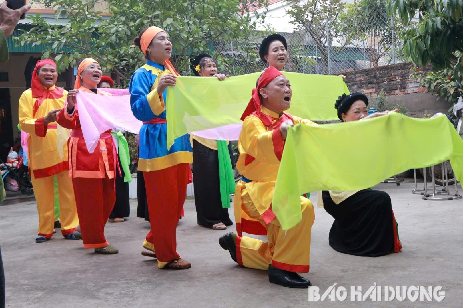 Những thành viên trong câu lạc bộ đến với nhau bằng tình yêu chèo