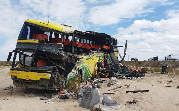 Hiện trường vụ tai nạn ở gần thành phố Uyuni, tỉnh Potosi, ngày 1/3. Ảnh: AFP