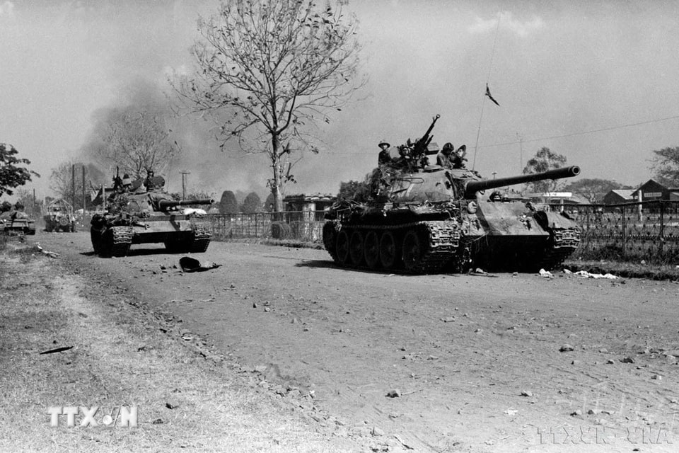 Đến ngày 17/3/1975, các mục tiêu phụ cận của địch đã bị đánh chiếm hoàn toàn, trận tiến công thị xã Buôn Ma Thuột kết thúc thắng lợi. Trong ảnh: Xe tăng quân giải phóng tiến vào thị xã Buôn Ma Thuột. (Ảnh: TTXVN)
