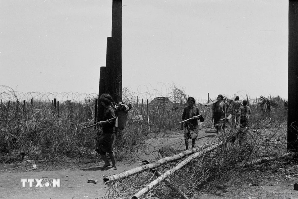 Đồng bào Gia Rai sau ngày giải phóng trở về làng làm ăn (1975). (Ảnh: TTXVN)