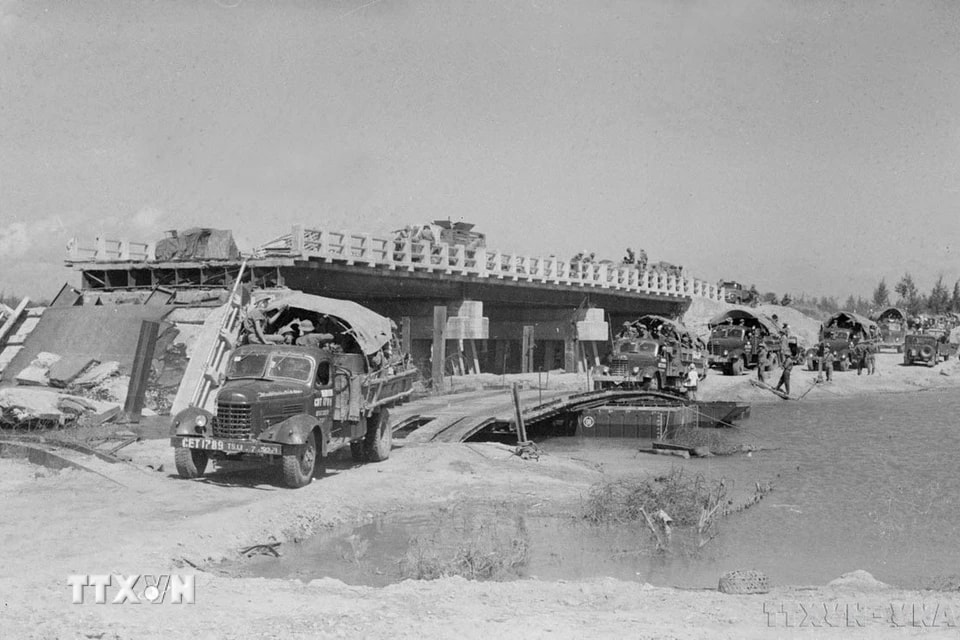Các đơn vị xe tăng và bộ binh cơ giới tiến vào giải phóng Buôn Ma Thuột (1975). (Ảnh: Anh Tôn/TTXVN)